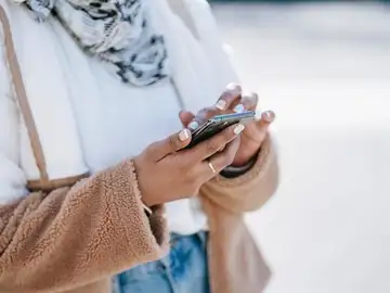 Una joven usa su smartphone Una joven usa su smartphone
