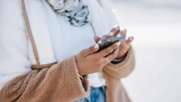 Una joven usa su smartphone Una joven usa su smartphone
