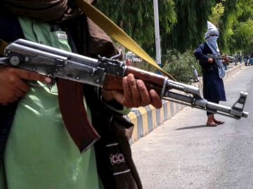 Dos talibanes vigilan las inmediaciones del aeropuerto de Kabul