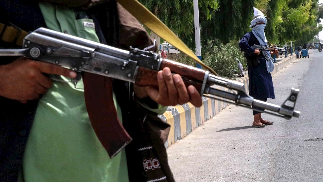 Dos talibanes vigilan las inmediaciones del aeropuerto de Kabul
