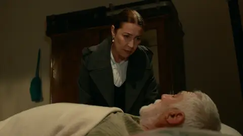 Hünkar recibe una pista más sobre la verdad de la muerte de su marido Uno de los testigos de la muerte del marido de Hünkar está en su lecho de muerte y tiene algo que decirle.