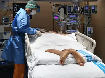Colocar a un paciente con COVID-19 boca abajo reduce el riesgo de intubación y muerte, según estudio Colocar a un paciente con COVID-19 boca abajo reduce el riesgo de intubación y muerte, según estudio