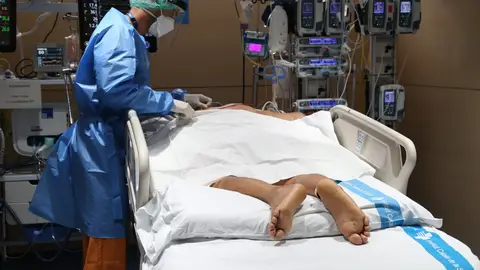 Colocar a un paciente con COVID-19 boca abajo reduce el riesgo de intubación y muerte, según estudio Colocar a un paciente con COVID-19 boca abajo reduce el riesgo de intubación y muerte, según estudio