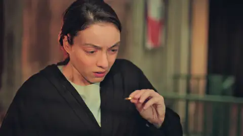 Gülben, horrorizada al encontrarse el anillo de compromiso de Han El anillo de compromiso de Han ha caído en manos de Gülben.