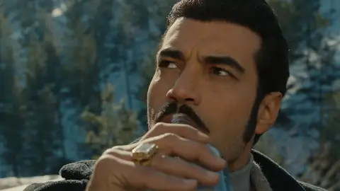 ¡Peligro a la vista! ¡Un desprendimiento de la montaña sepulta vivo a Demir! Un pinchazo de rueda ha obligado a la joven familia a parar en medio de la montaña.