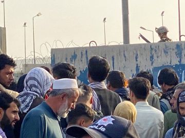 Ciudadanos afganos en las inmediaciones del aeropuerto de Kabul