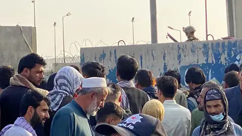 Ciudadanos afganos en las inmediaciones del aeropuerto de Kabul Ciudadanos afganos en las inmediaciones del aeropuerto de Kabul