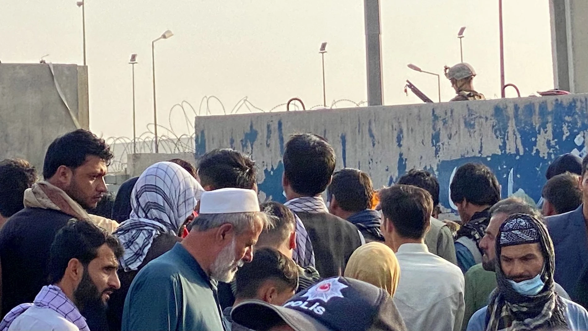 Ciudadanos afganos en las inmediaciones del aeropuerto de Kabul