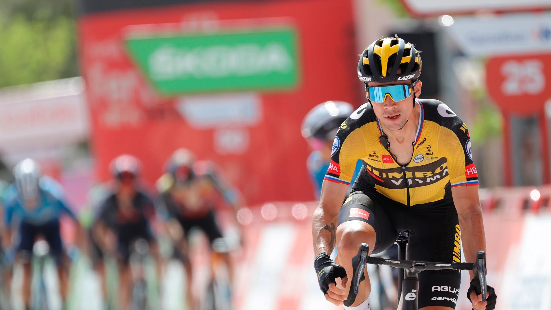 Primoz Roglic se impone en la subida de Valdepeñas de Jaén y Enric Más da la cara