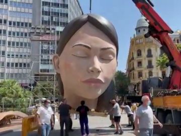 'La Meditadora', símbolo de las Fallas, llega a las calles de Valencia más de un año después