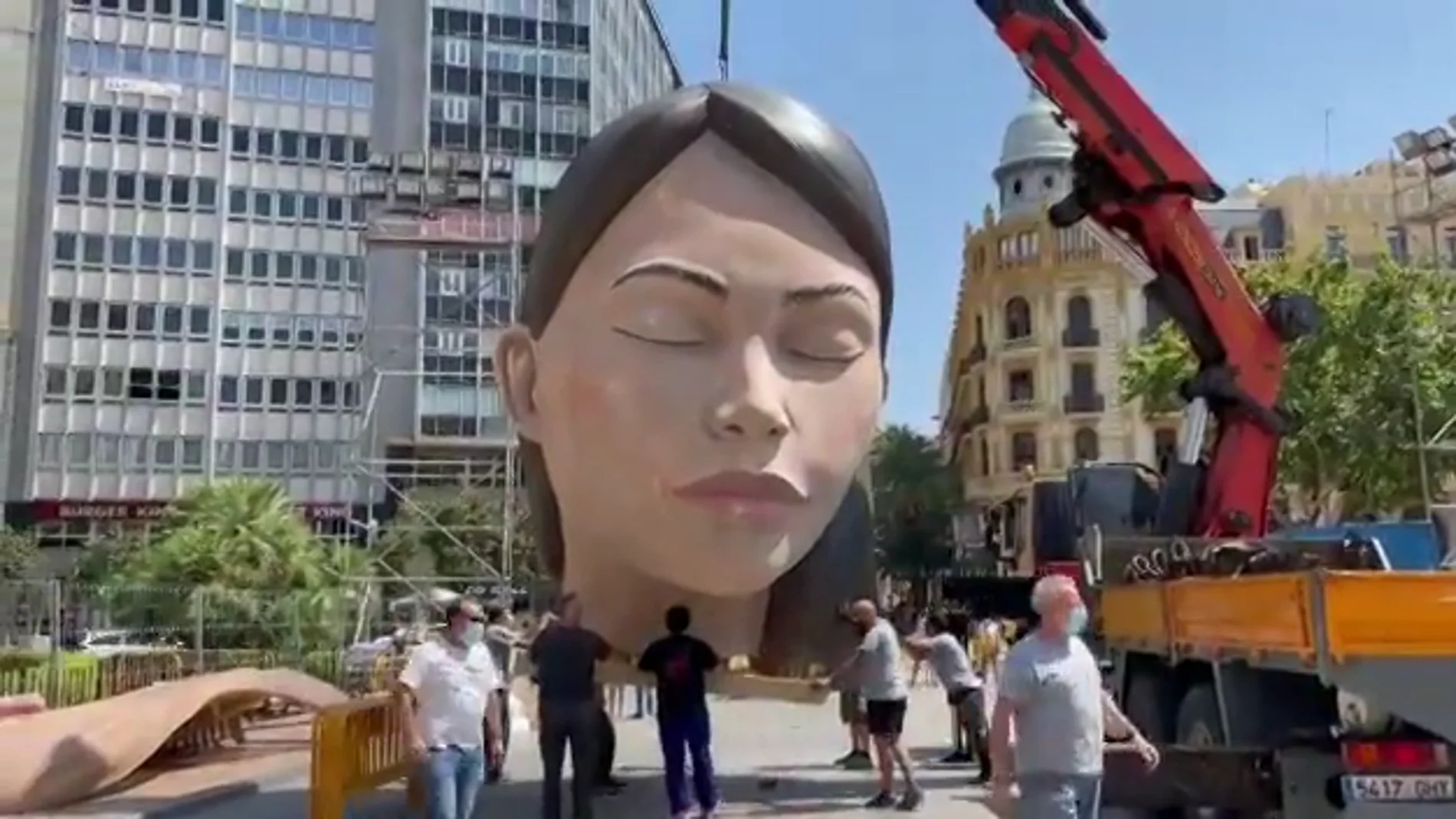 'La Meditadora', símbolo de las Fallas, llega a las calles de Valencia más de un año después
