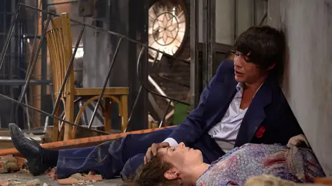 Fabián se derrumba ante Virginia, sepultada por los escombros del atentado en el centro social Fabián se derrumba ante Virginia, sepultada por los escombros del atentado en el centro social