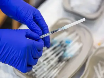 Un sanitario prepara una vacuna contra la Covid Un sanitario prepara una vacuna contra la Covid