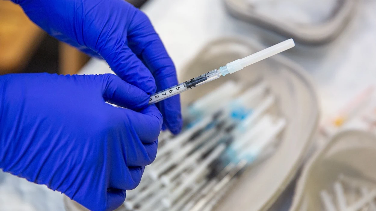 Un sanitario prepara una vacuna contra la Covid Un sanitario prepara una vacuna contra la Covid