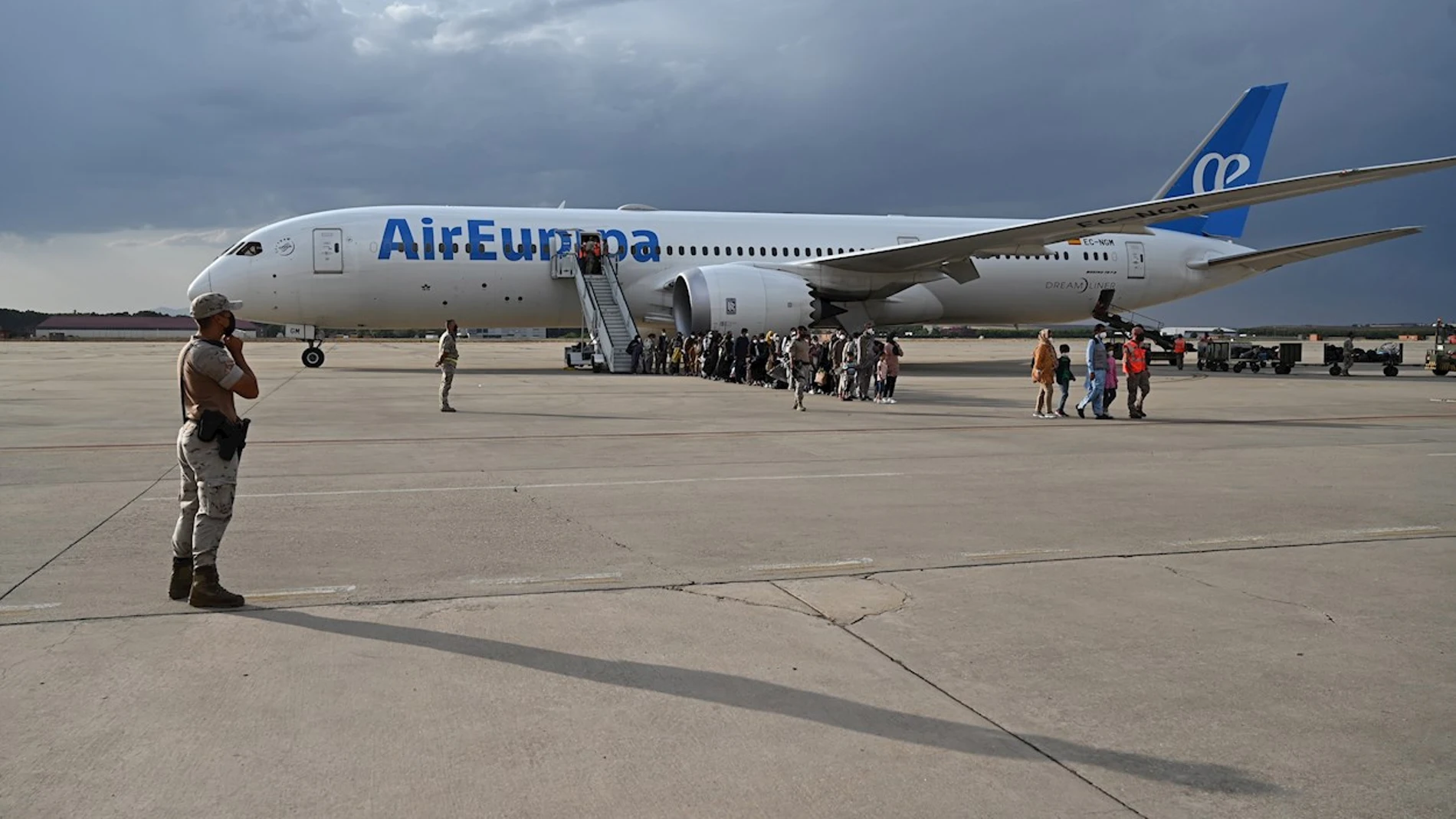Evacuados afganos en la base aérea de Torrejón de Ardoz