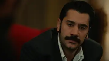 El joven está muy triste después de ver a su amada con Demir y habla con Fekeli. 