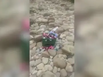 El río Sella aparece lleno de mascarillas, botellas o chanclas El río Sella aparece lleno de mascarillas, botellas o chanclas