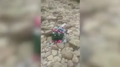 El río Sella aparece lleno de mascarillas, botellas o chanclas El río Sella aparece lleno de mascarillas, botellas o chanclas