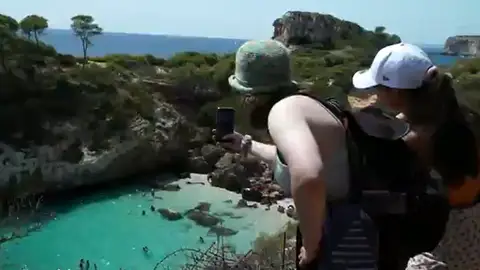 Colas para llegar a una playa de Mallorca Colas para llegar a una playa de Mallorca
