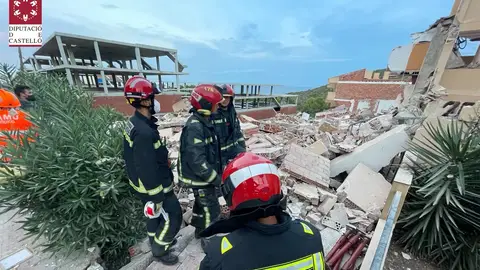 Varias personas atrapadas tras el derrumbe de un edificio en Peñíscola Varias personas atrapadas tras el derrumbe de un edificio en Peñíscola