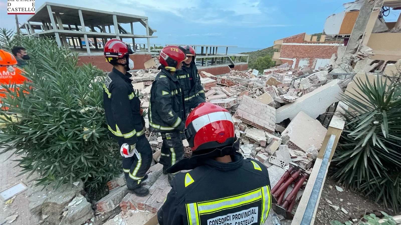 Varias personas atrapadas tras el derrumbe de un edificio en Peñíscola Varias personas atrapadas tras el derrumbe de un edificio en Peñíscola