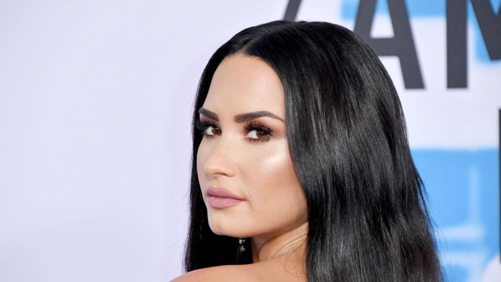 Demi Lovato confiesa a qué prematura edad empezó a drogarse y acusa a Disney de 
