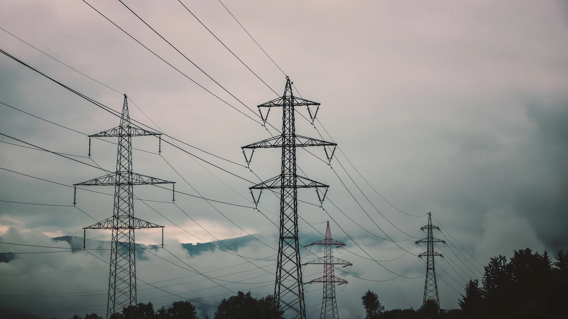 La CNMC denuncia que algunas eléctricas han elevado los precios de la nueva tarifa de la luz La CNMC denuncia que algunas eléctricas han elevado los precios de la nueva tarifa de la luz