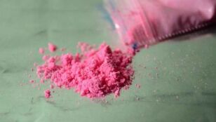Qu&eacute; es la coca&iacute;na rosa, la droga de la "alta sociedad" 