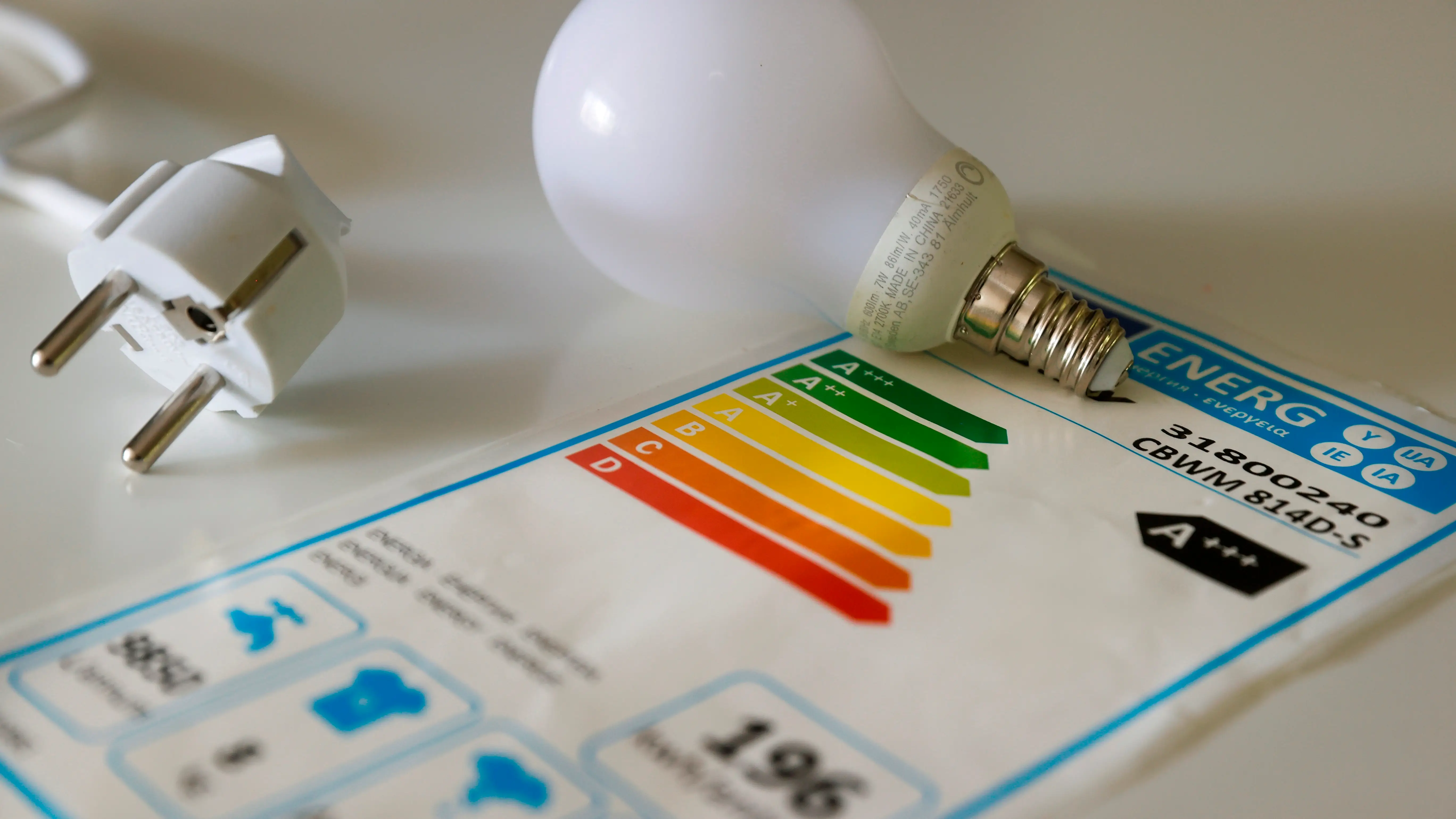 La OCU pide sancionar a las eléctricas que han subido los precios La OCU pide sancionar a las eléctricas que han subido los precios