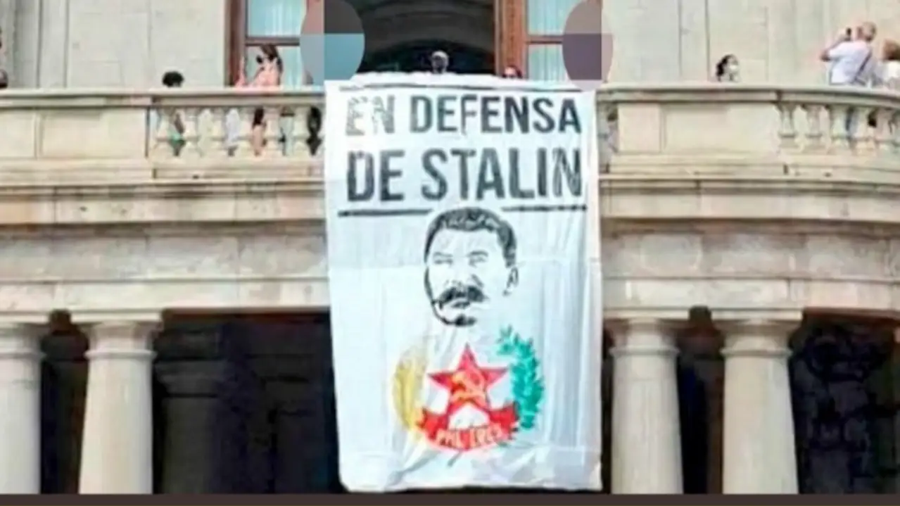 La Policía investiga la pancarta de Stalin que colgada en el Ayuntamiento de Valencia La Policía investiga la pancarta de Stalin que colgada en el Ayuntamiento de Valencia