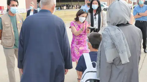 La ministra de defensa recibe a una familia de evacuados afganos La ministra de defensa recibe a una familia de evacuados afganos