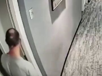 La imagen de las cámaras de seguridad que grabaron la huida del padre del niño muerto en un hotel de Barcelona