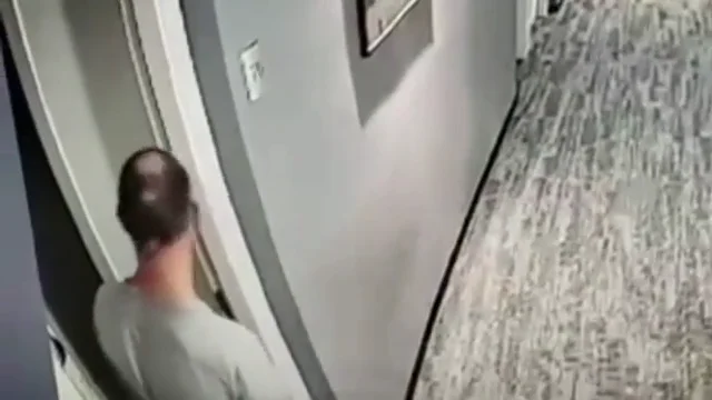 La imagen de las c&aacute;maras de seguridad que grabaron la huida del padre del ni&ntilde;o muerto en un hotel de Barcelona
