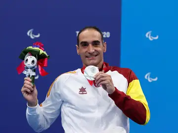El nadador barcelonés Miguel Luque ha logrado la primera medalla para la delegación española en los Juegos Paralímpicos de Tokio (Japón) al colgarse la plata en la prueba de los 50 metros braza, clase SB3 de discapacitados físicos. El nadador barcelonés Miguel Luque ha logrado la primera medalla para la delegación española en los Juegos Paralímpicos de Tokio (Japón) al colgarse la plata en la prueba de los 50 metros braza, clase SB3 de discapacitados físicos.