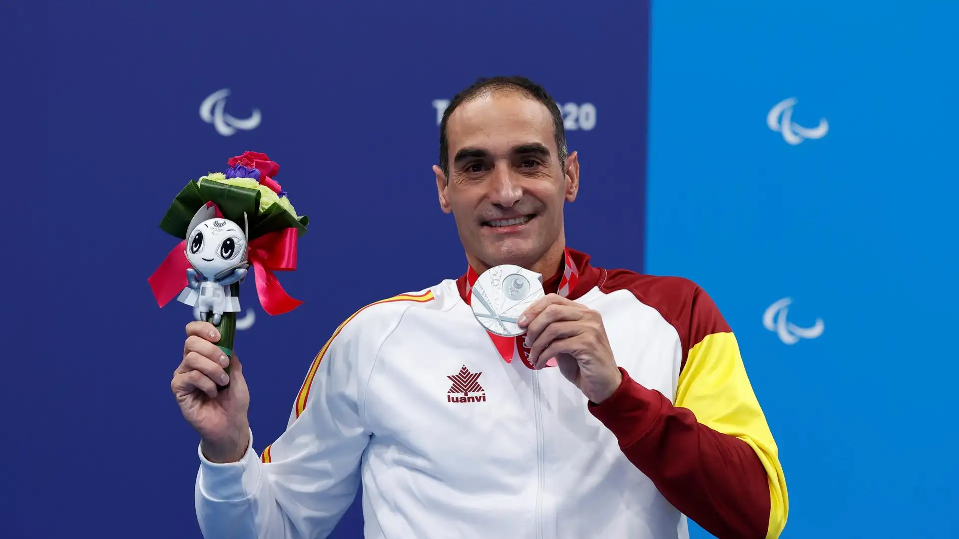 El nadador barcelonés Miguel Luque ha logrado la primera medalla para la delegación española en los Juegos Paralímpicos de Tokio (Japón) al colgarse la plata en la prueba de los 50 metros braza, clase SB3 de discapacitados físicos. El nadador barcelonés Miguel Luque ha logrado la primera medalla para la delegación española en los Juegos Paralímpicos de Tokio (Japón) al colgarse la plata en la prueba de los 50 metros braza, clase SB3 de discapacitados físicos.