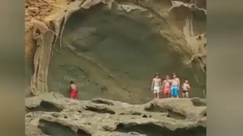 Indignación en La Graciosa después de que un grupo de jóvenes destrozara un espacio protegido Indignación en La Graciosa después de que un grupo de jóvenes destrozara un espacio protegido