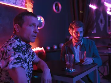 Xabi da a Tony una alegría inesperada cuando se está despidiendo de él Xabi da a Tony una alegría inesperada cuando se está despidiendo de él