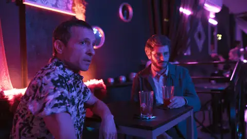 Xabi da a Tony una alegría inesperada cuando se está despidiendo de él Xabi da a Tony una alegría inesperada cuando se está despidiendo de él