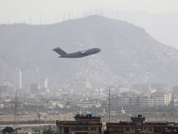 Disparan a un avión militar italiano después de despegar del aeropuerto de Kabul