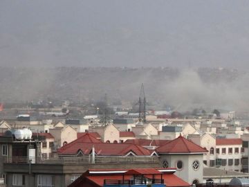 Humo de la explosión frente al aeropuerto internacional Hamid Karzai, en Kabul, Afganistán