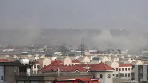 Humo de la explosión frente al aeropuerto internacional Hamid Karzai, en Kabul, Afganistán Humo de la explosión frente al aeropuerto internacional Hamid Karzai, en Kabul, Afganistán