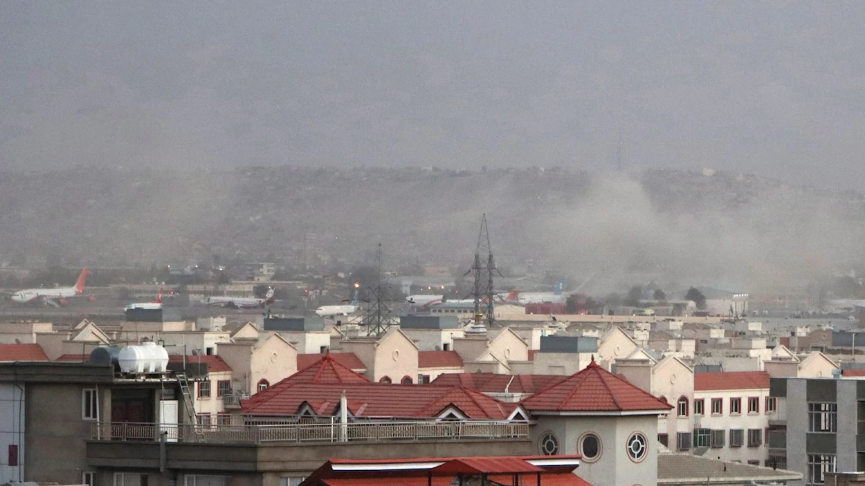 Humo de la explosión frente al aeropuerto internacional Hamid Karzai, en Kabul, Afganistán Humo de la explosión frente al aeropuerto internacional Hamid Karzai, en Kabul, Afganistán