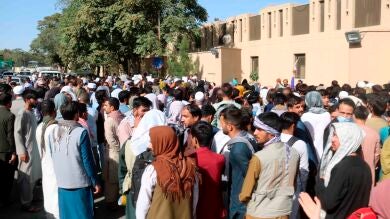 La familia de Karwan consigue sortear el control en Afganistán y se acerca al aeropuerto de Kabul 