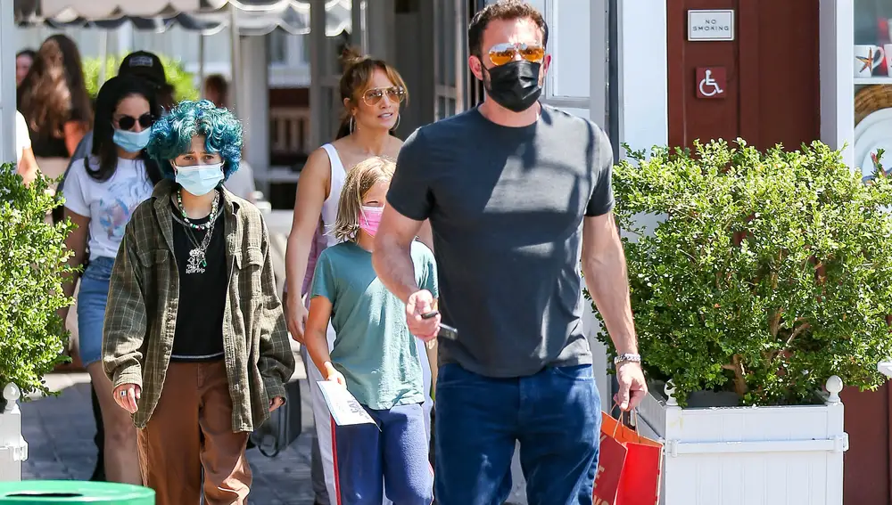 Jennifer López junto a sus hijos y su novio por en Los Ángeles