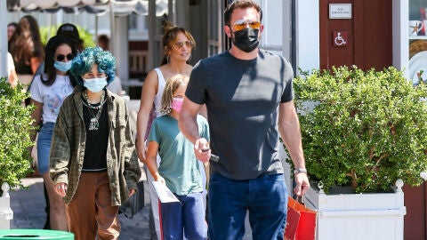 Jennifer López junto a sus hijos y su novio por en Los Ángeles