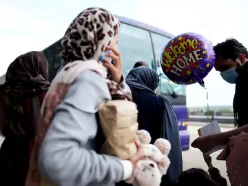 Un grupo de refugiados afganos que consiguieron salir de Kabul Un grupo de refugiados afganos que consiguieron salir de Kabul