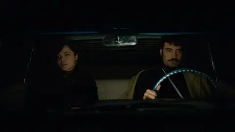 El encuentro más tenso e incómodo entre Züleyha y Yilmaz Mientras Yilmaz está cenando con Müjgan, Demir y Züleyha aparecen al mismo restaurante.