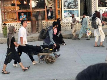 Varios afganos transportan a una de las vítimas de la explosión