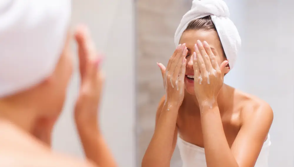 Mujer lavándose el rostro