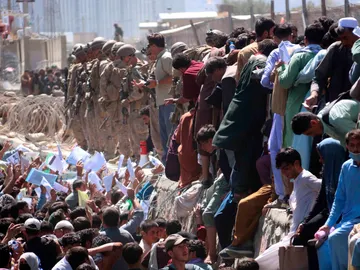 Los talibán condenan "el acto terrorista" en el aeropuerto de Kabul y advierten que dejarán de suceder cuando las tropas se marchen Los talibán condenan "el acto terrorista" en el aeropuerto de Kabul y advierten que dejarán de suceder cuando las tropas se marchen